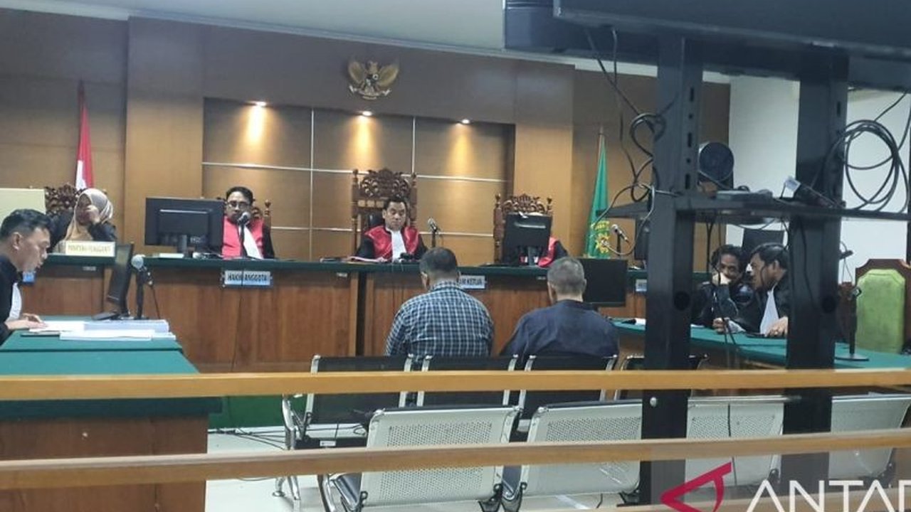 Mantan Sekretaris Dinas Lingkungan Hidup (DLH) Kota Cilegon, Gun Gun Gunawan, dituntut 3,5 tahun penjara dan denda Rp200 juta terkait kasus suap proyek pembangunan TPT Bronjong senilai Rp1,41 miliar.