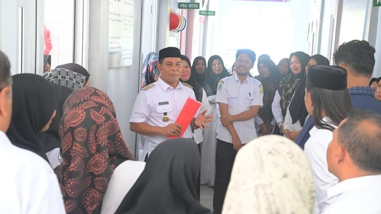 Bupati Aceh Besar, Muharram Idris, meninjau empat puskesmas untuk memastikan pelayanan kesehatan berjalan optimal dan masyarakat mendapatkan fasilitas memadai.  Ia menekankan kedisiplinan dan etika kerja seluruh tenaga medis.