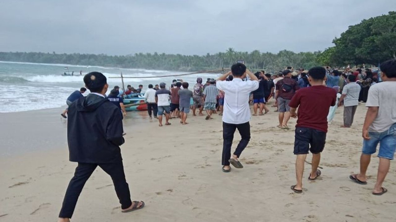 Tim SAR gabungan berhasil menemukan nelayan Dedi Supriadi yang hilang terseret arus laut di Pesisir Barat, Lampung, namun dalam keadaan meninggal dunia.