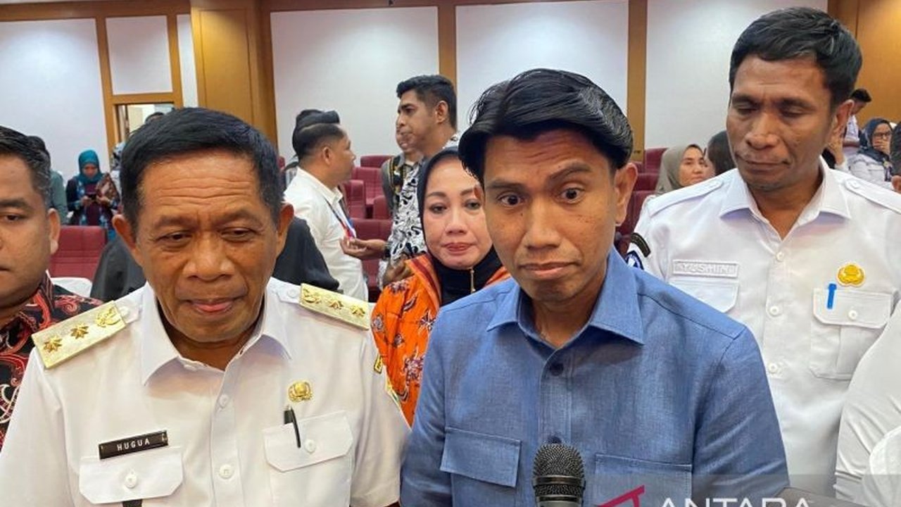 Wakil Ketua Komisi II DPR RI, Bahtra Banong, meminta kepala daerah di Sulawesi Tenggara selaras dengan program pemerintah pusat untuk percepatan pembangunan.