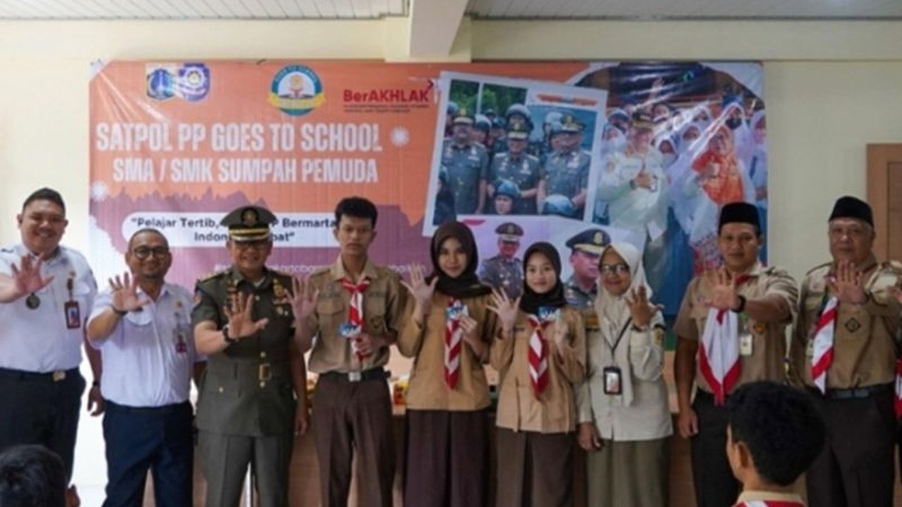 Satpol PP Jakarta Barat memberikan edukasi ketertiban umum kepada 100 pelajar SMA/SMK Sumpah Pemuda Joglo, bertujuan merubah stigma negatif dan mendekatkan diri pada generasi muda.
