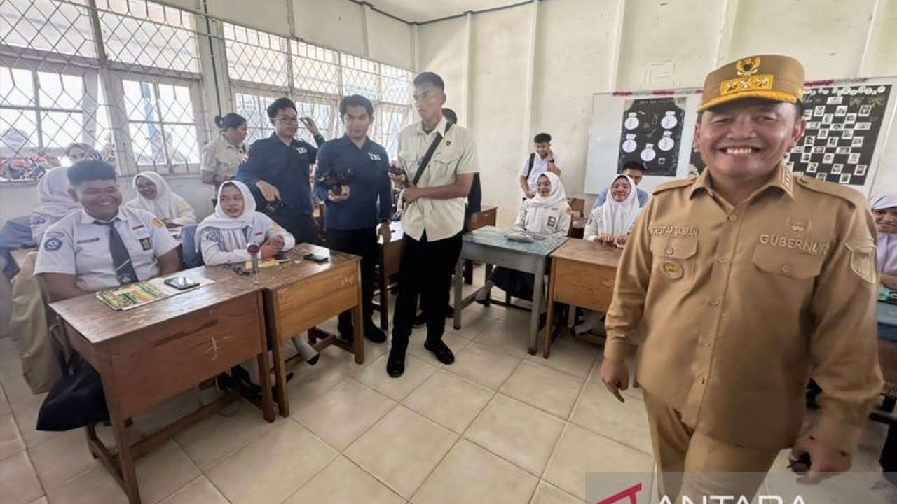 Gubernur Kalimantan Tengah, Agustiar Sabran, mengunjungi SMAN 1 Kuala Kapuas dan memotivasi para pelajar untuk meraih cita-cita dengan semangat pantang menyerah, berbagi kisah inspiratif perjalanan hidupnya.