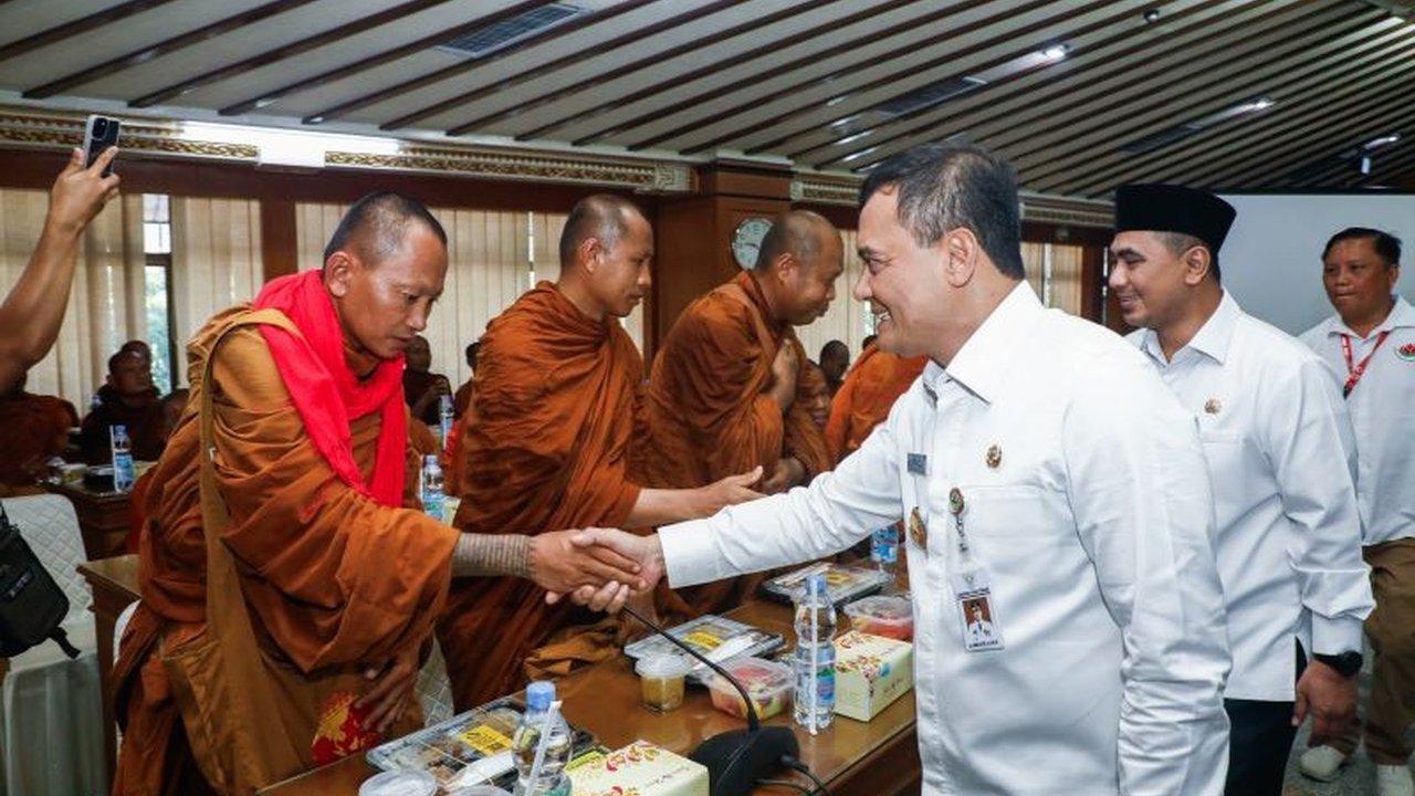 Gubernur Jawa Tengah, Ahmad Luthfi, menyambut rombongan Biksu Thudong dari Thailand yang tengah melakukan perjalanan spiritual menuju Candi Borobudur,  menunjukkan toleransi antar umat beragama di Indonesia.