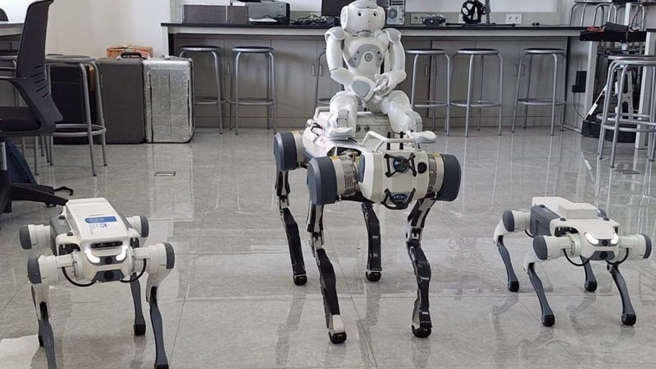 ITS Surabaya menciptakan robot anjing pintar dengan AI untuk patroli industri, mitigasi bencana, dan penggunaan di rumah tangga, didukung oleh Google Gemini.
