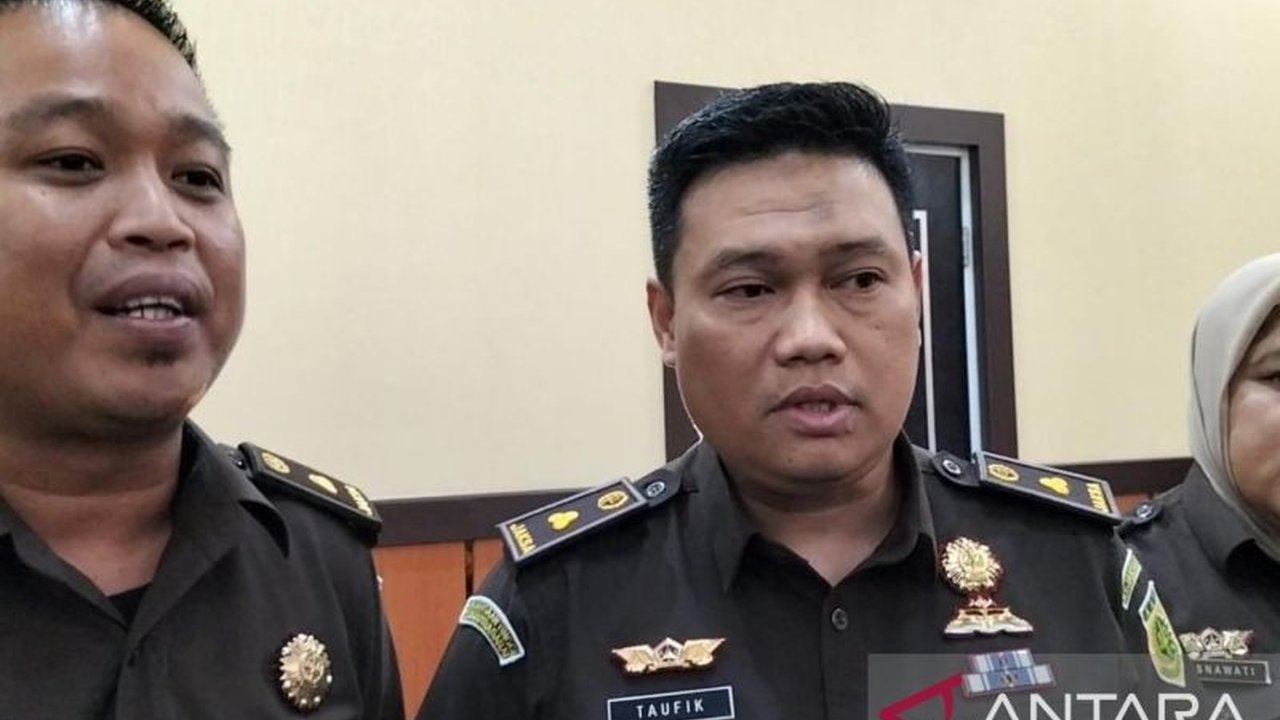 Jaksa Penuntut Umum (JPU) mendakwa Dadang Iskandar dengan pembunuhan berencana terhadap dua polisi di Solok Selatan, Sumatera Barat; satu tewas, satu selamat.