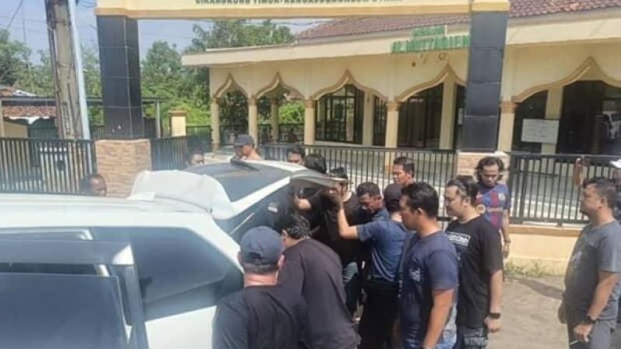 Polisi berhasil menangkap pelaku pembunuhan ibu dan anak di Rejang Lebong, Bengkulu, yang mayatnya ditemukan membusuk di rumah mereka setelah buron ke Jawa Barat.