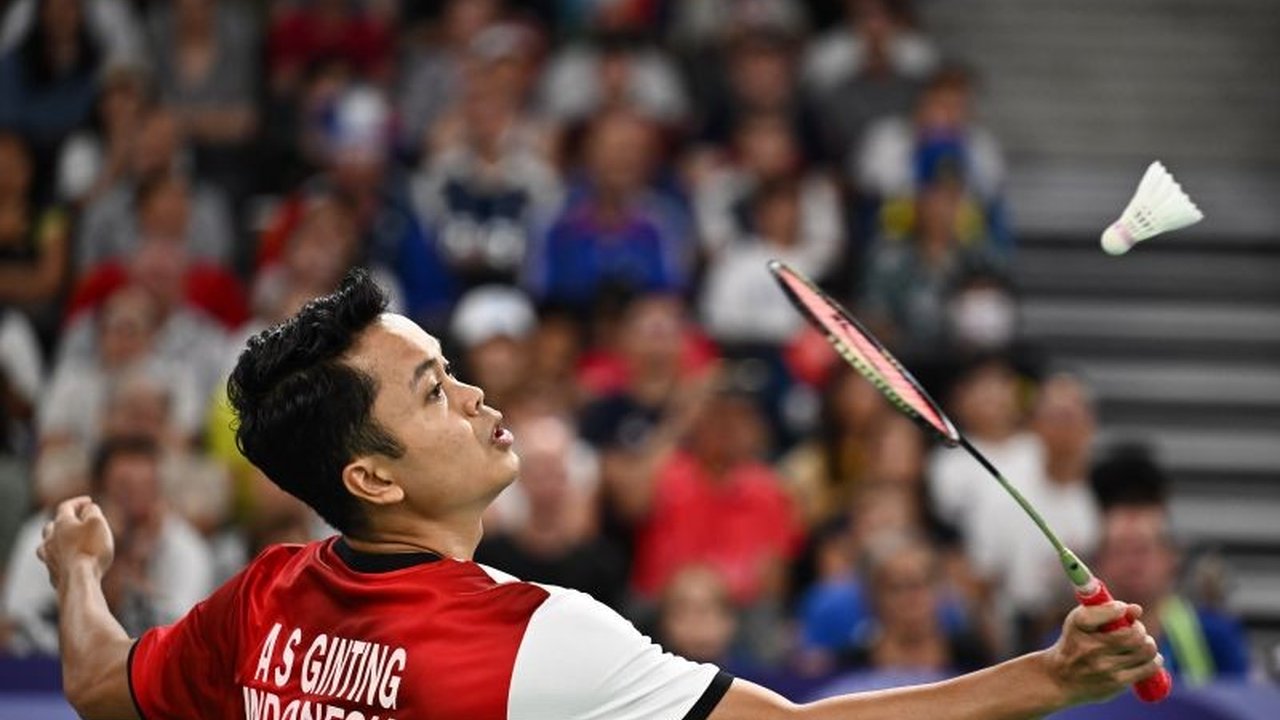 Anthony Sinisuka Ginting absen di Indonesia Open 2025 karena cedera bahu, tetapi tetap memberikan dukungan penuh kepada rekan-rekannya di Istora Gelora Bung Karno.