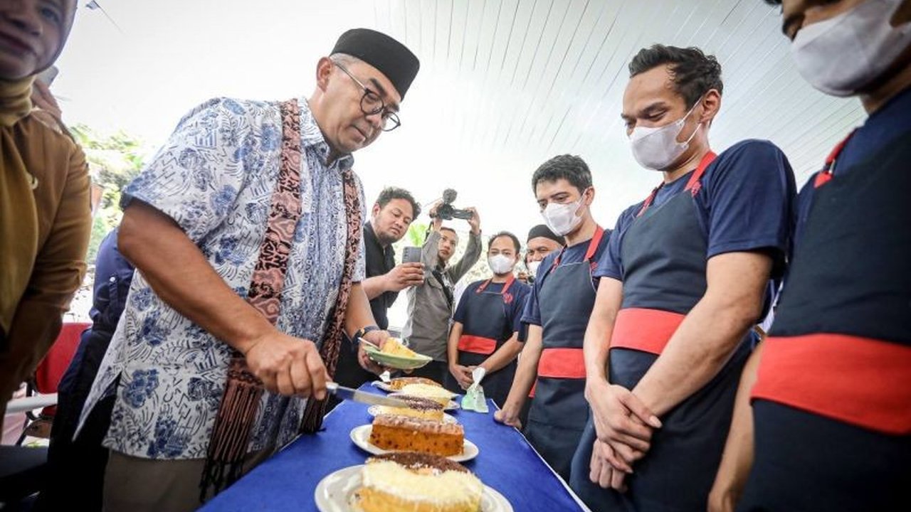 Pemerintah Kota Bandung melatih 40 warga binaan Rutan Kelas I Bandung keterampilan membuat kue dan cukur rambut untuk mengurangi stigma negatif dan membuka peluang kerja setelah bebas.
