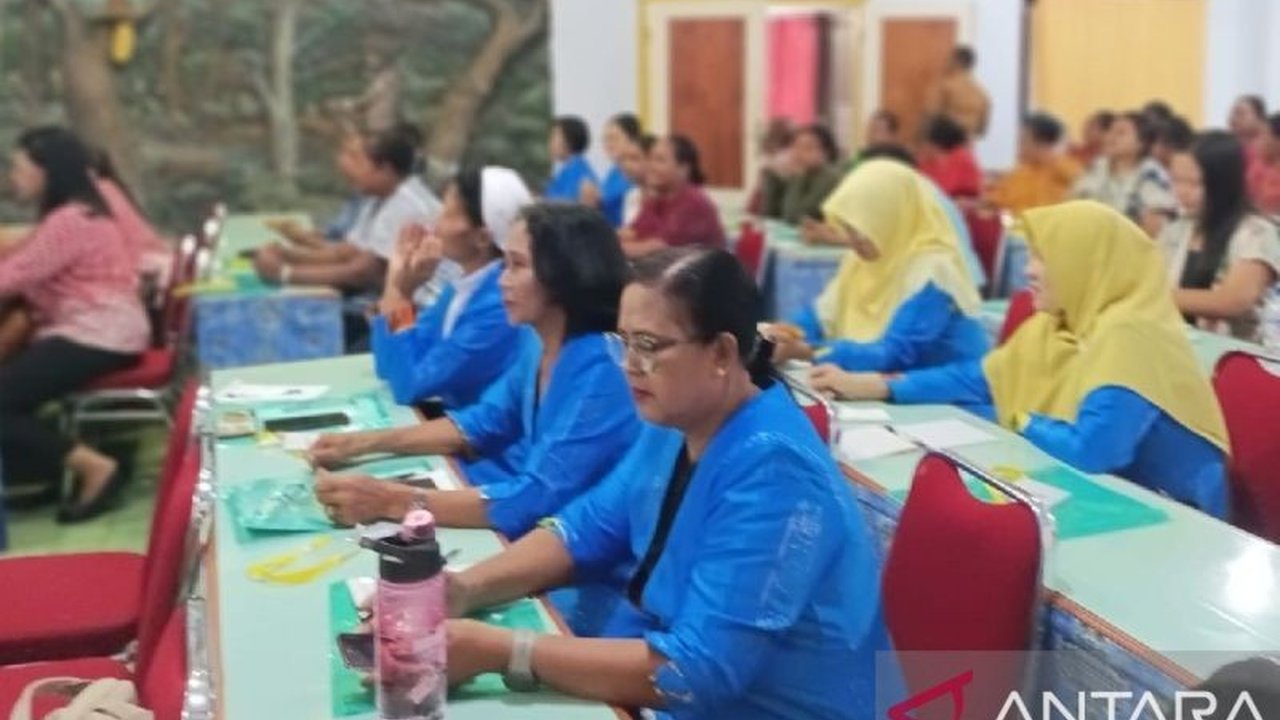 Dinas Pemberdayaan Perempuan, Perlindungan Anak, dan Keluarga Berencana (DP3AKB) Kabupaten Biak Numfor, Papua, menekankan peran penting guru PAUD dalam mencegah stunting, dengan target penurunan angka stunting hingga nol pada tahun 2025.