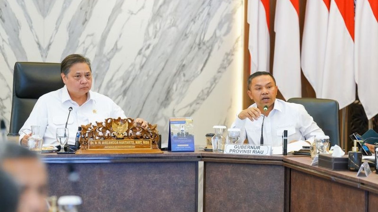 Menko Airlangga Hartarto meminta Pemprov Riau melakukan kajian mendalam potensi industri lokal untuk meningkatkan daya saing dan menarik investor, memanfaatkan posisi strategis Riau di Selat Malaka.