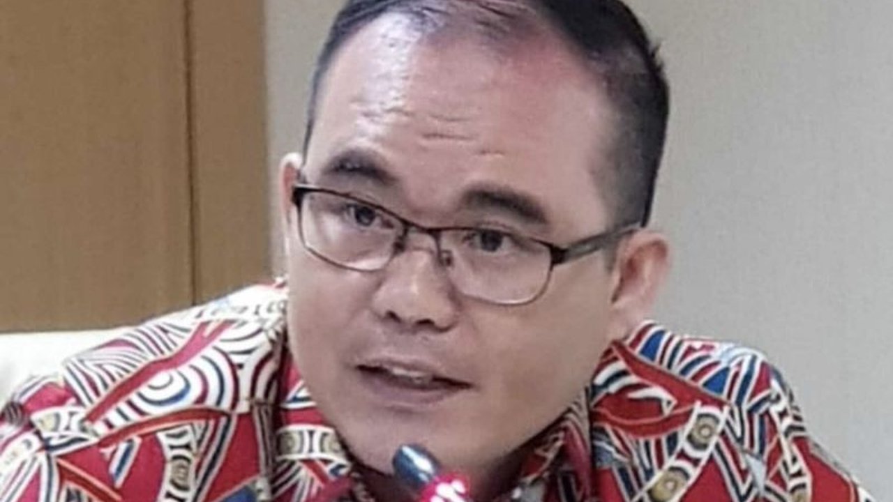 Anggota Komisi V DPRD Banten mendesak Pemda untuk lebih serius menangani pengangguran, meskipun angka statistik menunjukkan penurunan, namun terdapat stagnasi yang mengkhawatirkan.