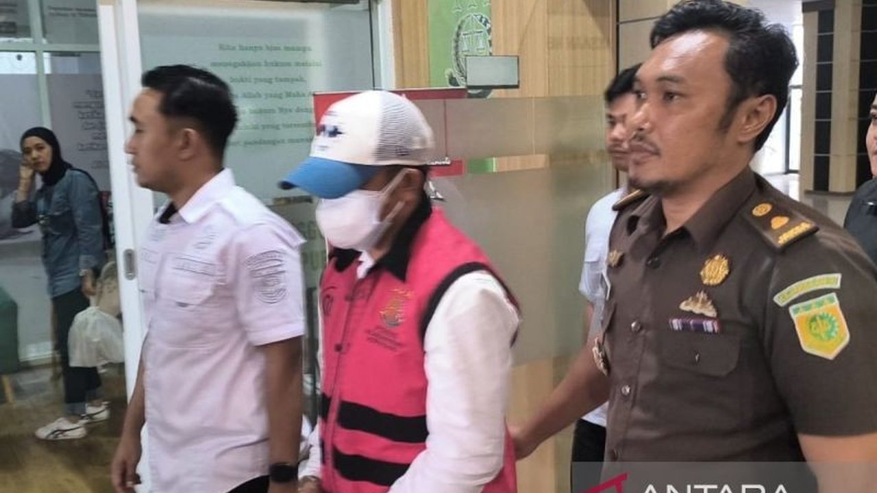 Kejari Kepahiang menetapkan tiga ASN sebagai tersangka korupsi dana DPRD tahun anggaran 2021-2023 dengan kerugian negara ditaksir mencapai Rp12 miliar.