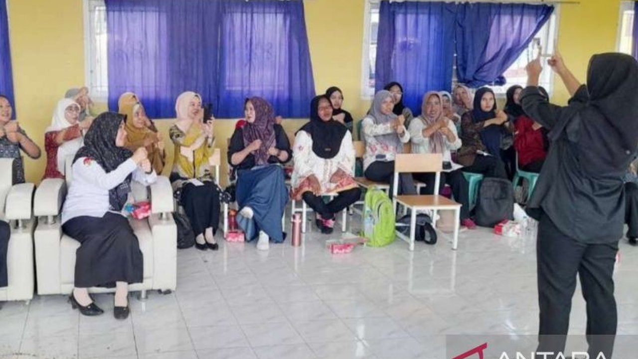 Dinas Pendidikan Bangka Tengah meningkatkan kemampuan bahasa isyarat guru SLB dan PAUD untuk mendukung pendidikan inklusif bagi 74 anak berkebutuhan khusus (ABK) di 35 lembaga pendidikan.