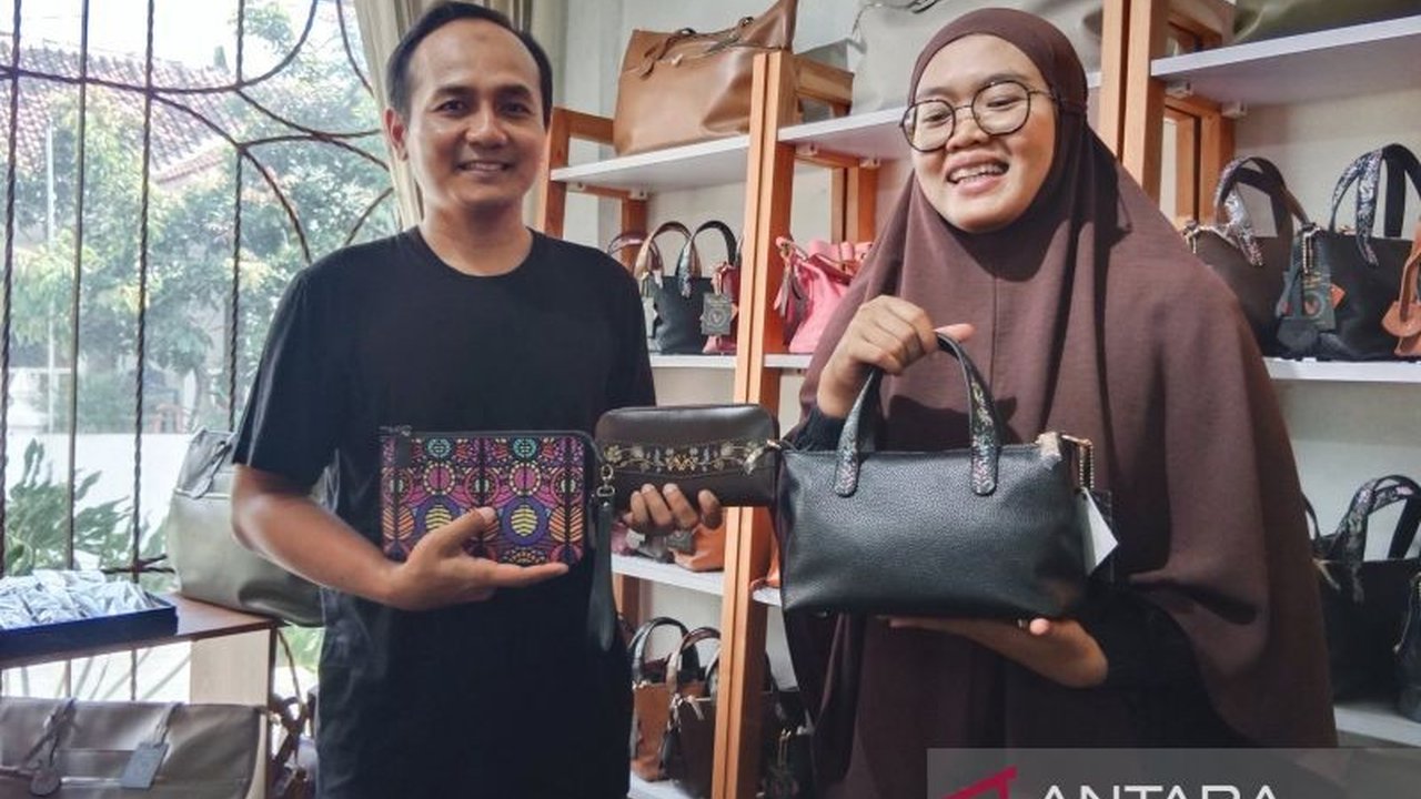 Usaha dompet dan tas kulit di Bantul, Yogyakarta, membuktikan pemasaran daring menjadi kunci keberhasilan menghadapi gejolak ekonomi global, bahkan sejak pandemi.