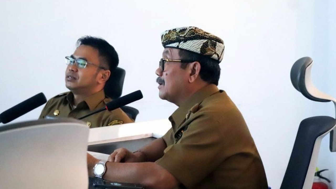 Pemerintah Kabupaten Cirebon meluncurkan program pelatihan bahasa dan budaya Jepang untuk membantu masyarakat kurang mampu menjadi pekerja migran di Jepang, guna mengurangi angka pengangguran dan kemiskinan.