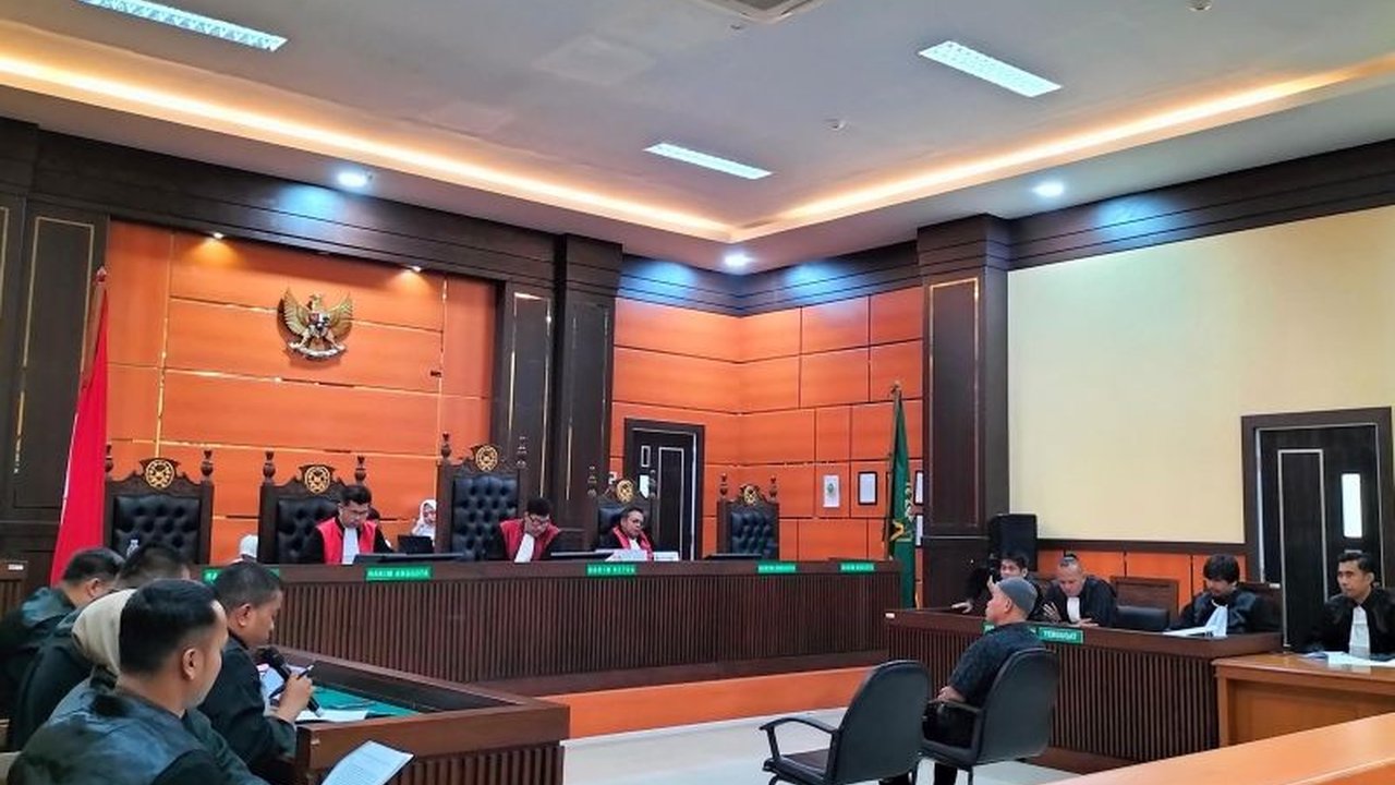 Sidang perdana kasus polisi tembak polisi di Solok Selatan digelar di PN Padang, terdakwa Dadang Iskandar didakwa dengan pasal pembunuhan berencana dan terancam hukuman mati.