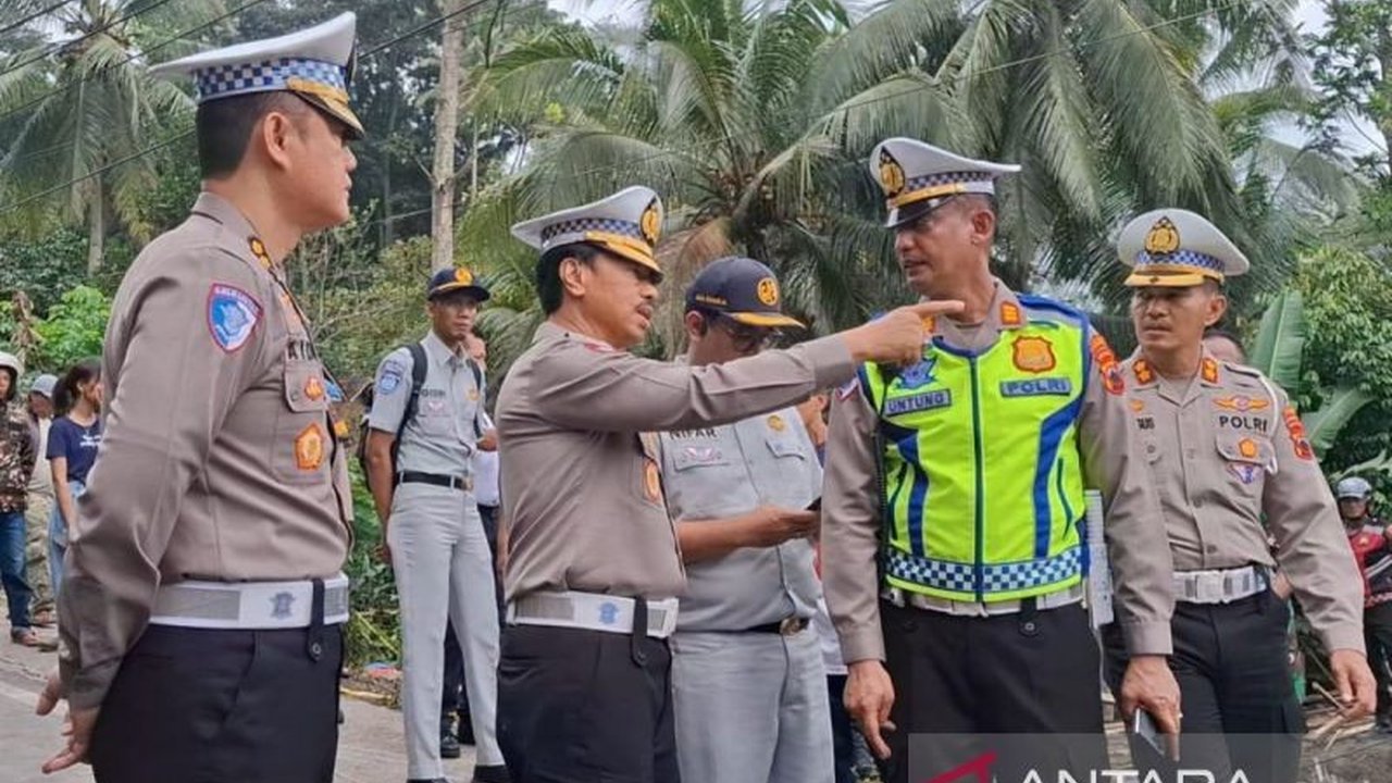 Kecelakaan maut di Purworejo antara truk pasir dan angkutan umum tewaskan 11 orang; polisi selidiki penyebab, diduga rem blong.