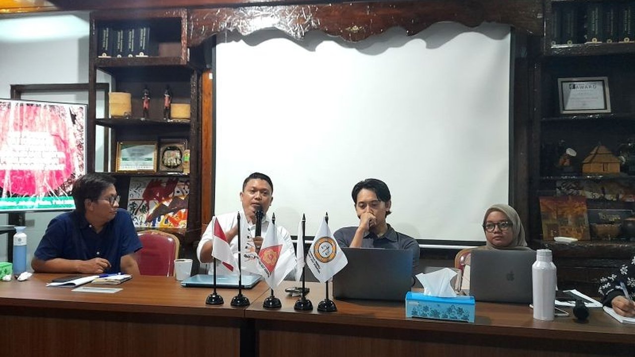 Koalisi Kawal RUU Masyarakat Adat mendesak revisi UU KSDAHE agar tidak mengesampingkan hak-hak masyarakat adat atas wilayah mereka, mengingat 67 persen tutupan hutan berada di wilayah adat.