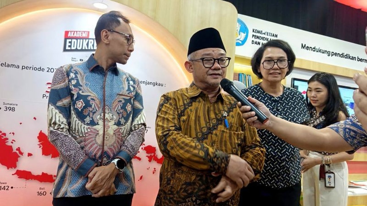 Mendikbudristek Abdul Mu'ti menekankan pentingnya pengawasan guru dalam penggunaan AI oleh siswa untuk mencegah akses informasi yang salah dan mengurangi ketergantungan pada teknologi.