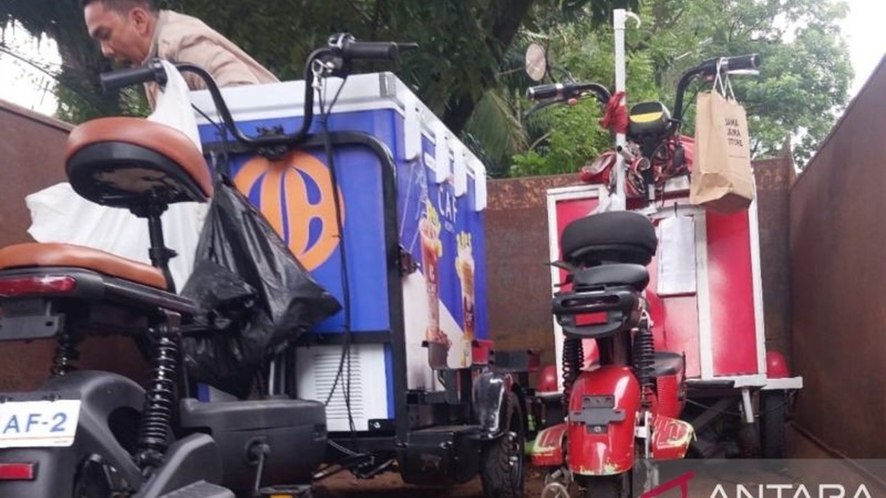 Satpol PP Palembang menertibkan pedagang kopi keliling di Jalan Pom IX karena melanggar aturan zona bebas PKL, mengamankan dua motor listrik dan perlengkapan dagang.