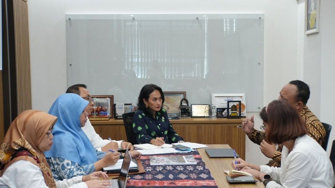 Wamen P2MI dan Atase Ketenagakerjaan KBRI Kuwait City identifikasi peluang besar penempatan PMI di sektor hospitality, kesehatan, dan migas, dengan gaji menarik dan fasilitas lengkap.