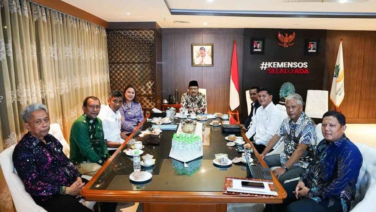 Pemkab Aceh Selatan berkoordinasi dengan Menteri Sosial untuk mendukung pembangunan Sekolah Rakyat, program pendidikan gratis bagi anak-anak dari keluarga miskin, guna meningkatkan kualitas SDM dan mengurangi kemiskinan ekstrem.