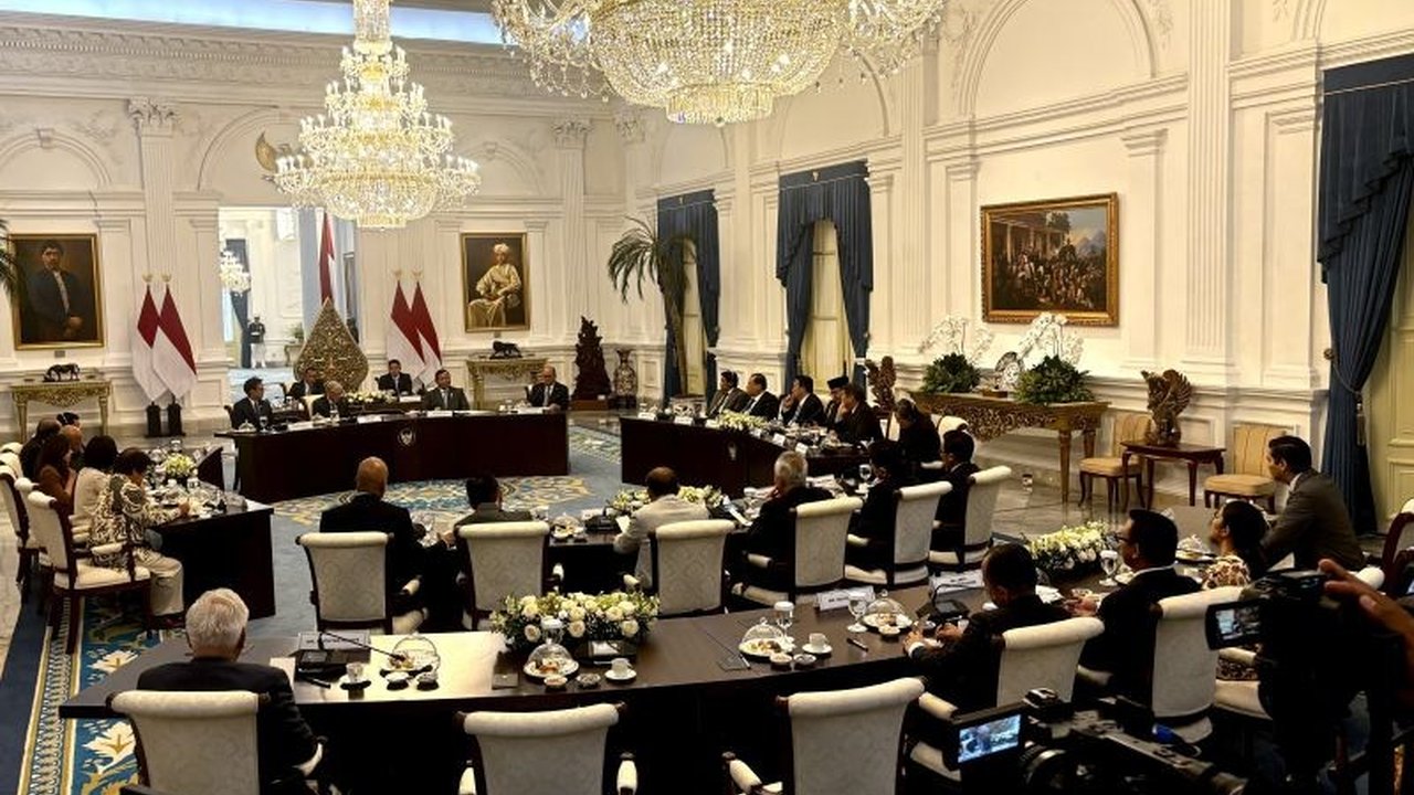 Bill Gates, dalam pertemuan di Istana Merdeka, membahas pengembangan energi nuklir melalui TerraPower dengan Hashim Djojohadikusumo, menyoroti tantangan teknologi dan biaya, serta rencana membangun 20 reaktor generasi keempat.