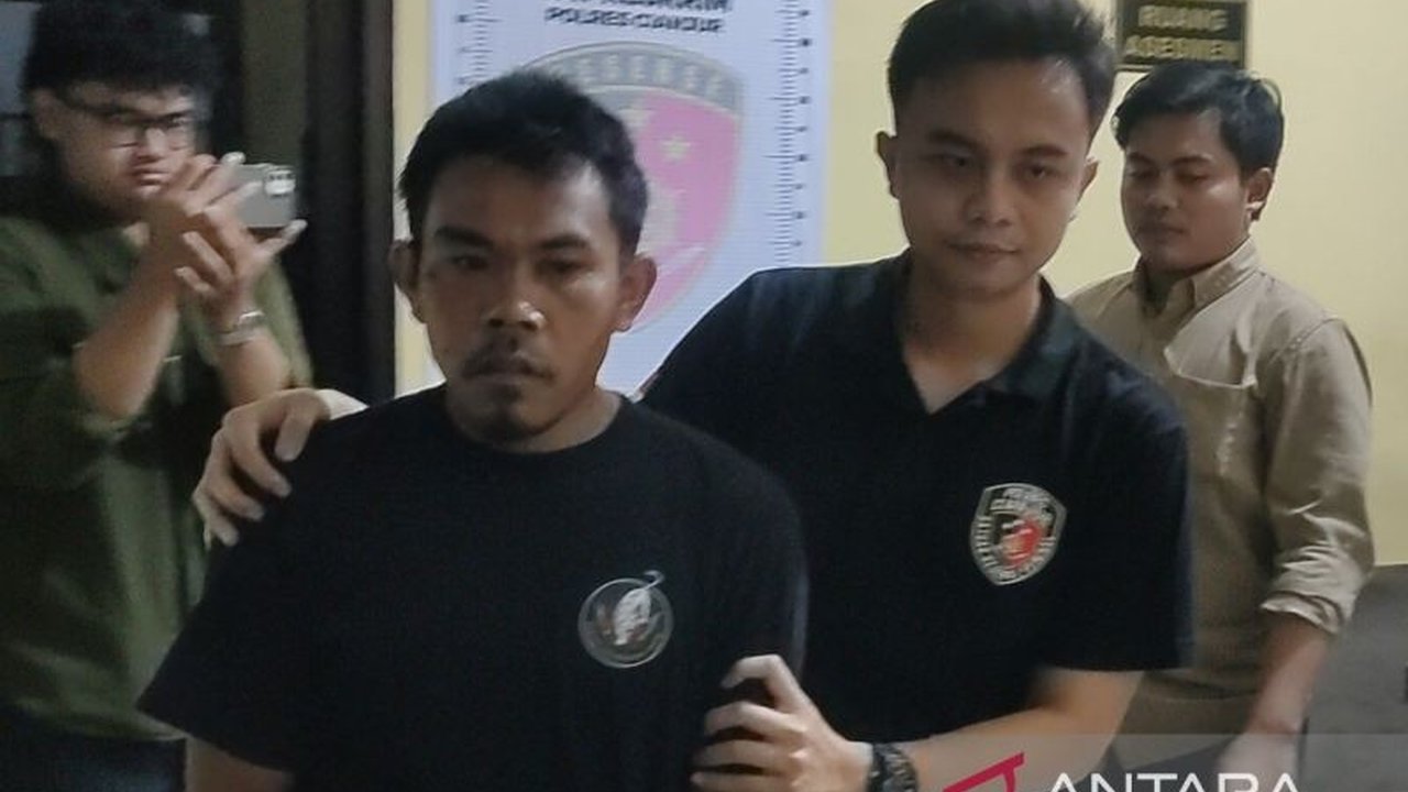 Polisi Cianjur menangkap AK (43), pelaku provokasi yang menyebabkan penganiayaan terhadap nenek Asyiah (76) karena dituduh mencuri anak, menambah daftar tersangka menjadi dua orang.