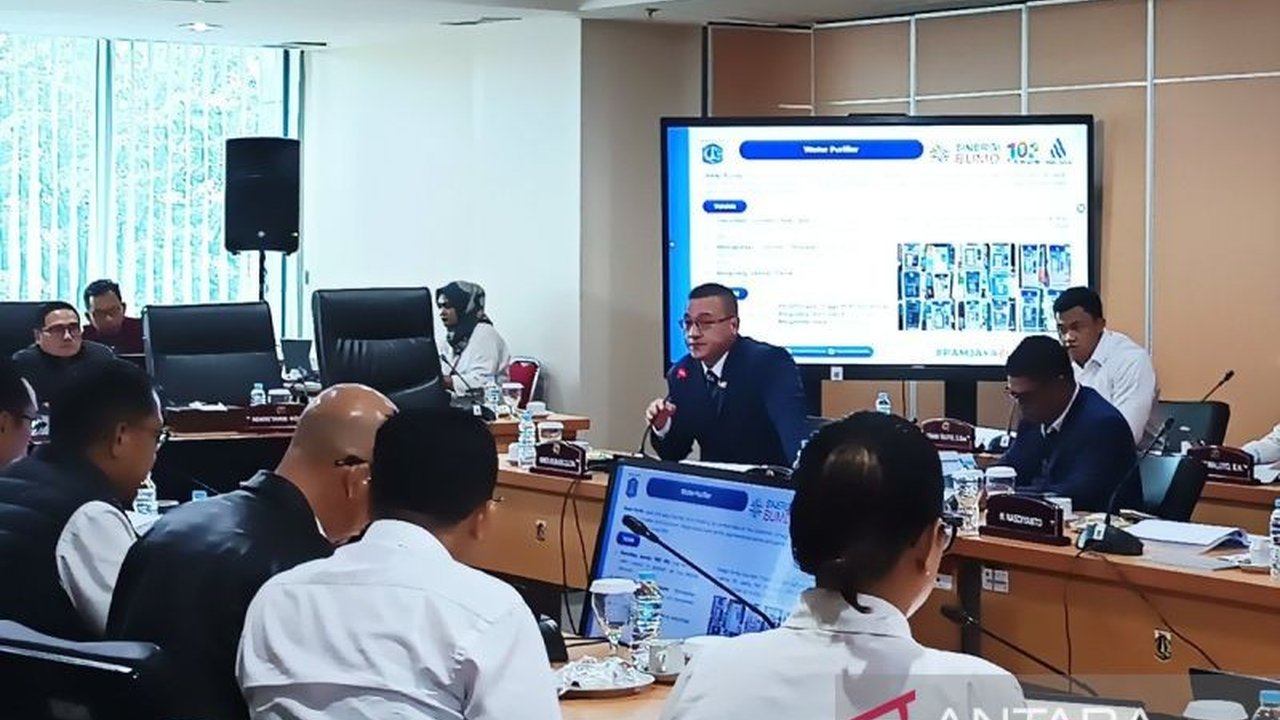 Legislator DKI Jakarta mendesak PAM Jaya untuk meningkatkan kualitas layanan air bersih sebelum melakukan IPO, karena kepuasan pelanggan menjadi faktor penting keberhasilan.
