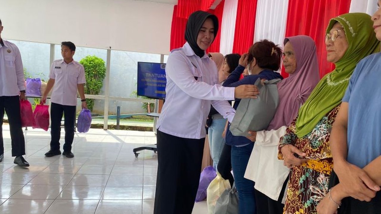 Lembaga Pemasyarakatan Kelas IIB Singkawang salurkan bantuan sosial berupa sembako kepada keluarga warga binaan pemasyarakatan (WBP) kurang mampu, sebagai wujud kepedulian dan dukungan nyata.