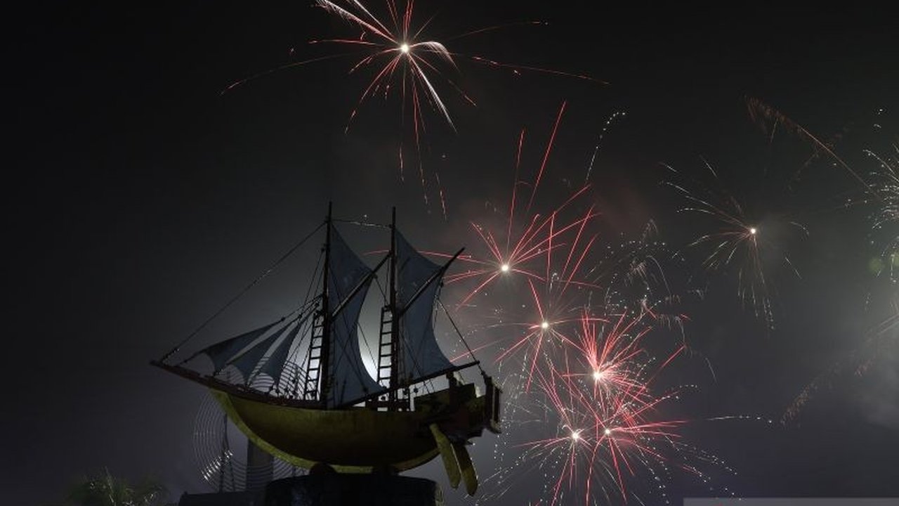 Wali Kota Makassar, Munafri Arifuddin, menginisiasi program pariwisata yang memberdayakan masyarakat kecil dan mendorong pertumbuhan ekonomi lokal, bukan sekadar event spektakuler.