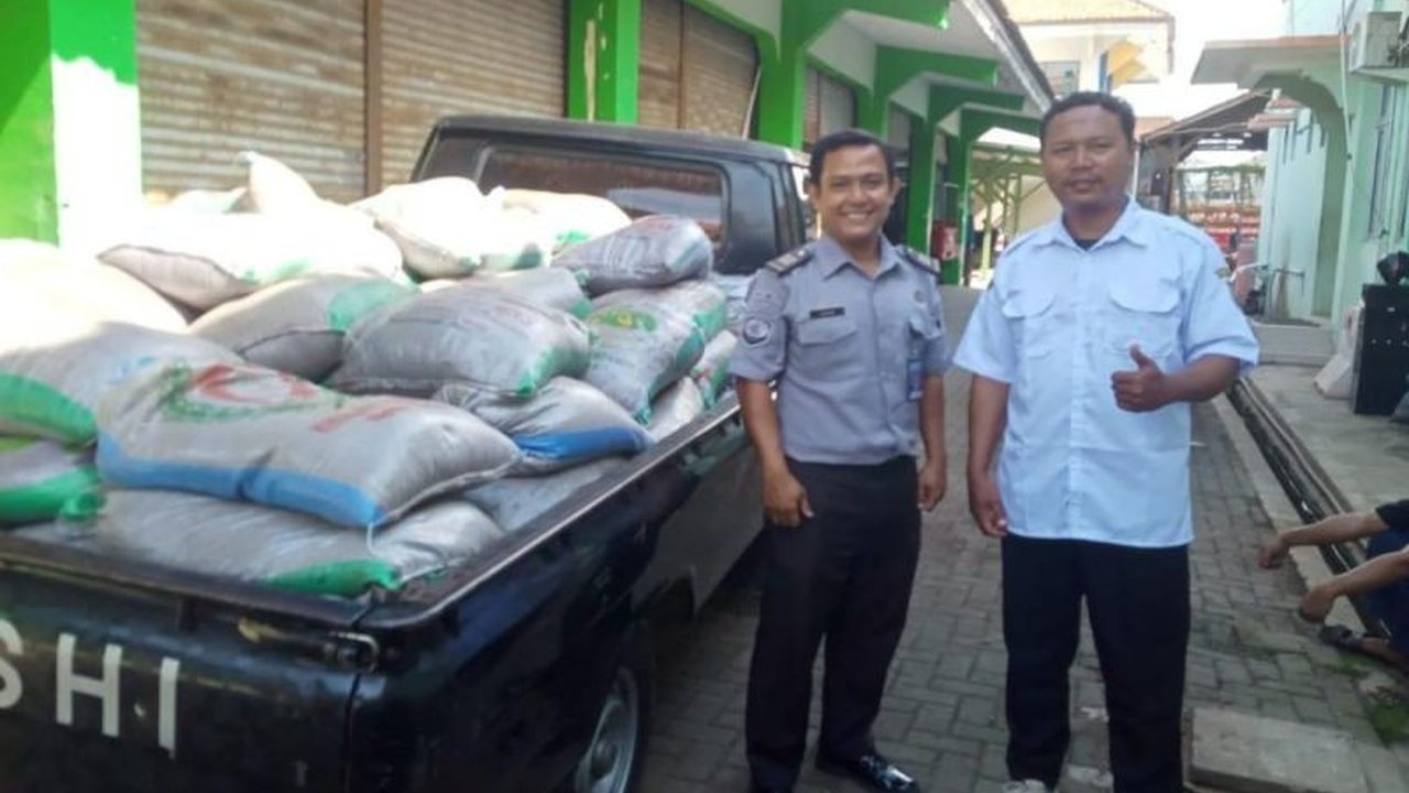 Pemerintah Kota Pekalongan memberikan 100 kantong pupuk kompos kepada Rutan Pekalongan untuk mendukung budi daya pertanian organik dan penghijauan, sebagai bagian dari program pembinaan kemandirian warga binaan.