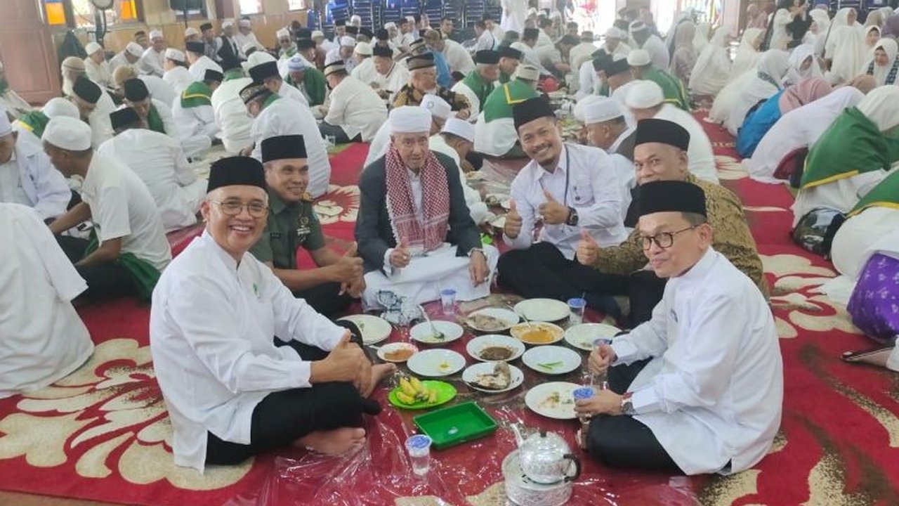 Sebanyak 108 calon haji Kota Singkawang beserta petugas dinyatakan sehat dan siap berangkat ke Tanah Suci pada 25 Mei 2025, menggelar doa bersama di Rumah Adat Melayu.