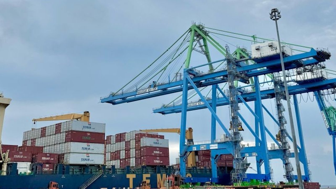 PT Pelindo Terminal Petikemas menargetkan seluruh operasional Terminal Petikemas Makassar akan dipindahkan ke Makassar New Port (MNP) pada tahun 2027 untuk meningkatkan efisiensi dan kapasitas.