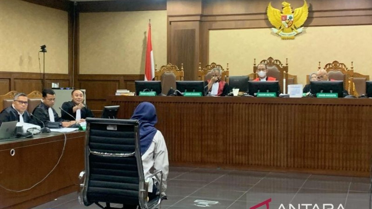 Sidang kasus Harun Masiku menghadirkan kesaksian Riezky Aprilia yang mengaku berdebat dengan Hasto Kristiyanto terkait permintaan mundur dari DPR demi Harun Masiku.