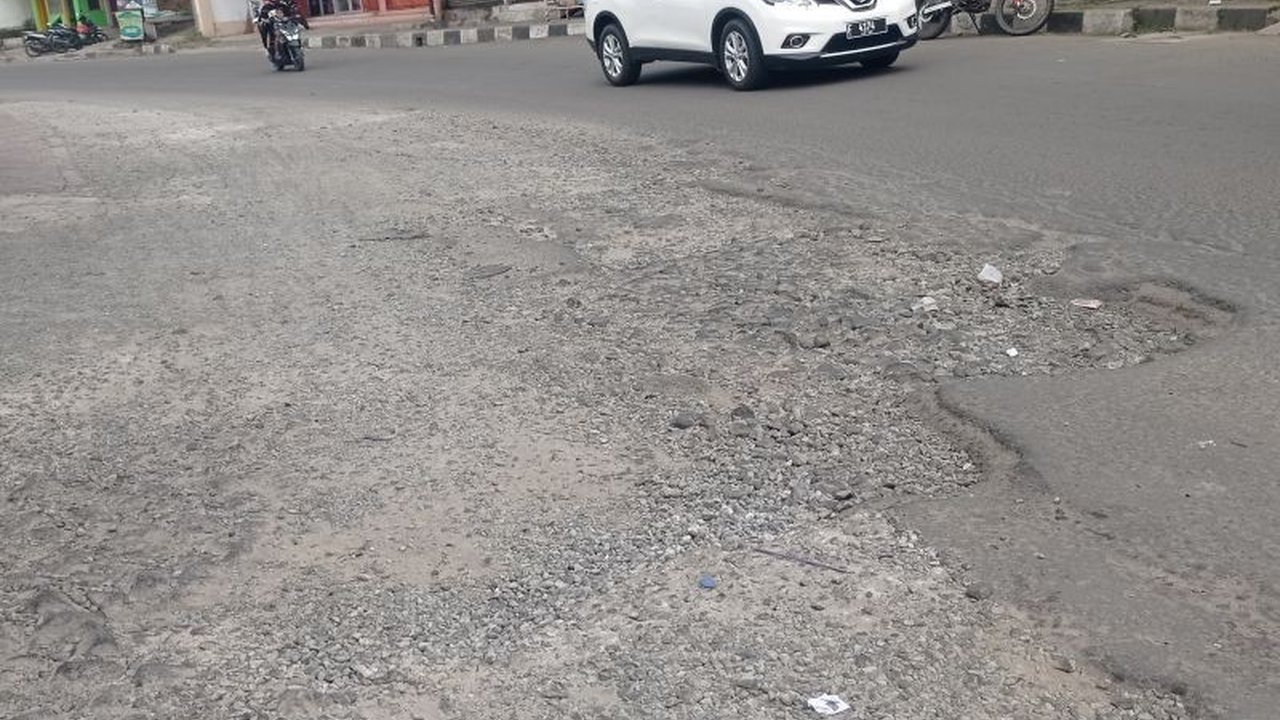 Pemerintah Kabupaten Lebak menganggarkan Rp37 miliar dari APBD 2025 untuk perbaikan jalan dan jembatan di berbagai titik, bertujuan meningkatkan aksesibilitas dan pertumbuhan ekonomi masyarakat.