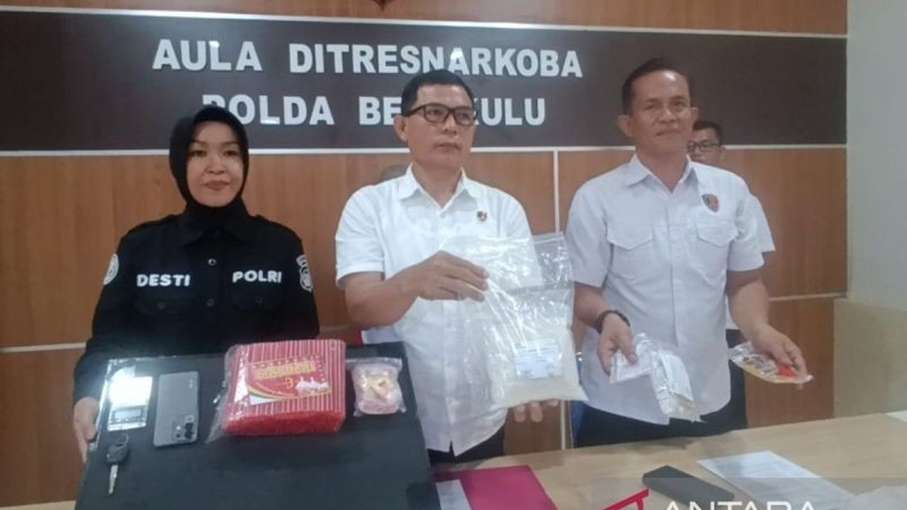 Seorang kurir paket di Bengkulu, JH (30), terancam hukuman seumur hidup setelah ditangkap karena menyimpan 1,3 kilogram sabu; ia merupakan residivis kasus narkoba tahun 2018.