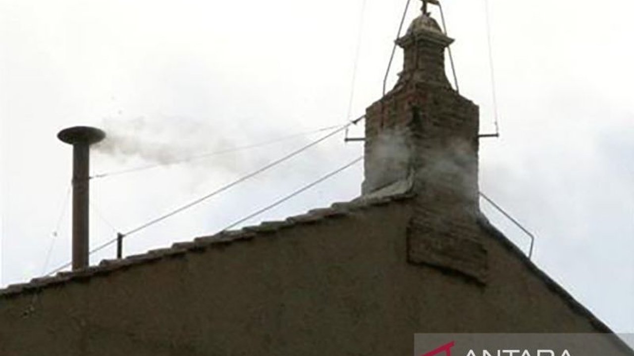 Direktur Kantor Pers Takhta Suci mengumumkan sinyal asap pertama konklaf pemilihan Paus baru akan terlihat di Vatikan malam ini, Rabu,  menandai dimulainya proses pemilihan pemimpin Gereja Katolik.