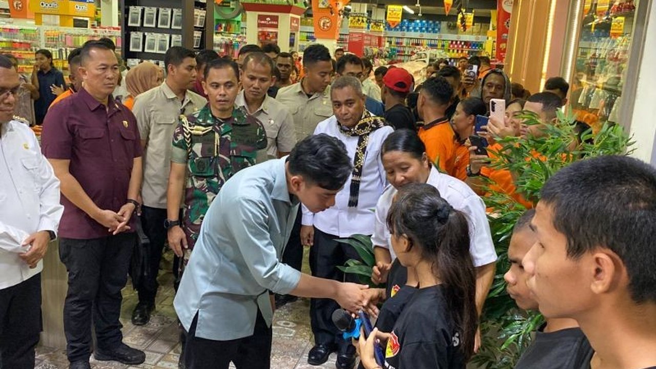 Wapres Gibran Bagi-Bagi Alat Sekolah untuk 100 Anak Panti Asuhan di Kupang