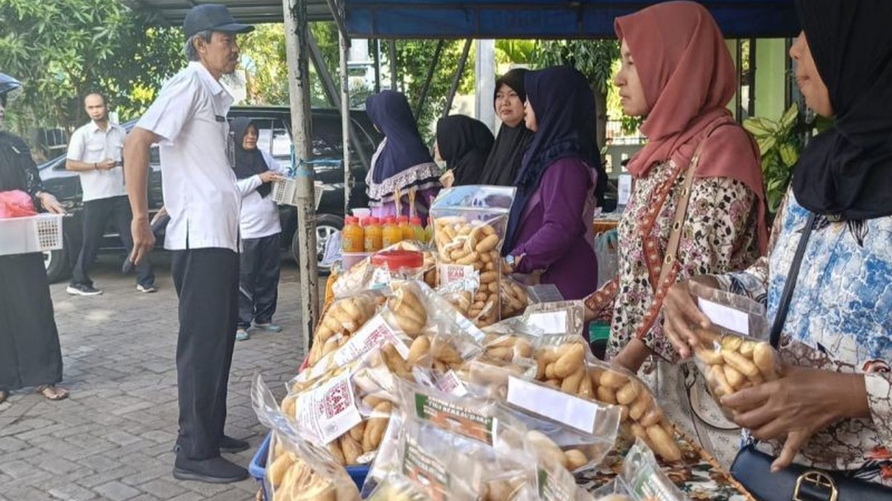 Pemkot Probolinggo meluncurkan program 'Nyerbu' untuk mendorong warga gemar makan ikan sekaligus meningkatkan perekonomian UMKM melalui kuliner olahan ikan setiap Rabu.
