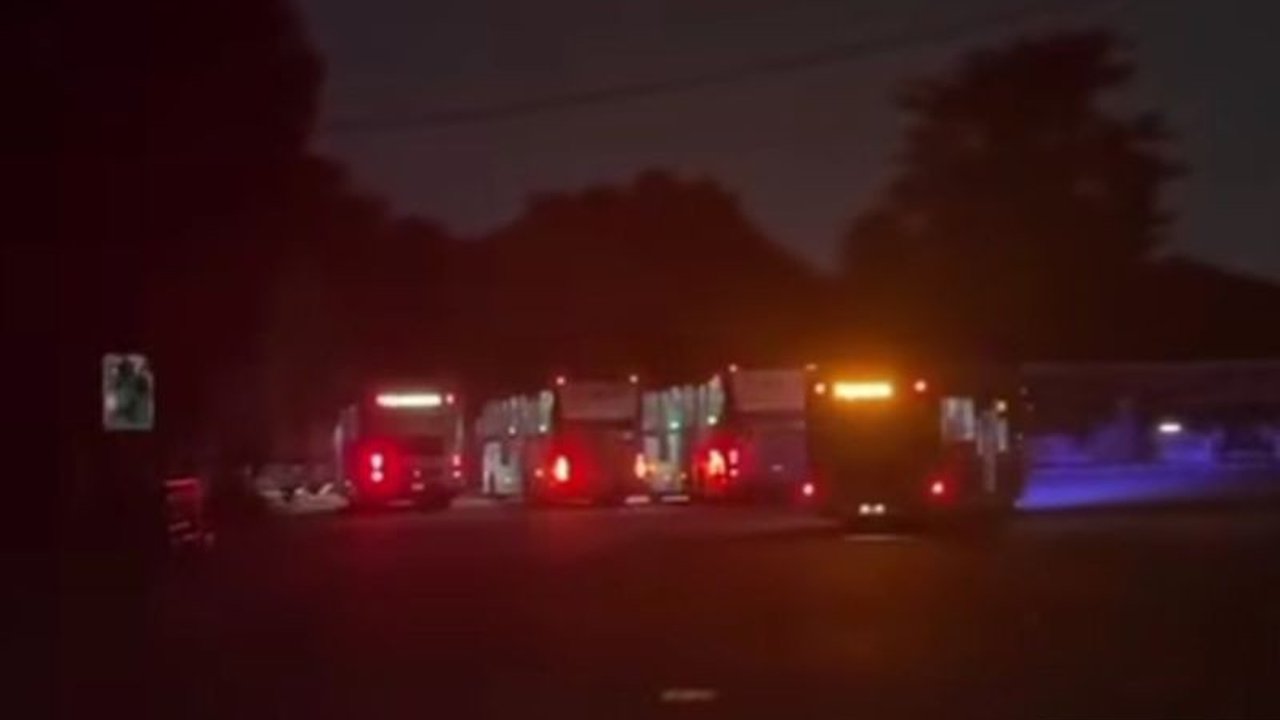 Petugas Suku Dinas Bina Marga Jakarta Timur bergerak cepat memperbaiki sekitar 20 lampu PJU yang padam di Terminal Kampung Rambutan, mengembalikan penerangan dan keamanan di terminal tersebut.