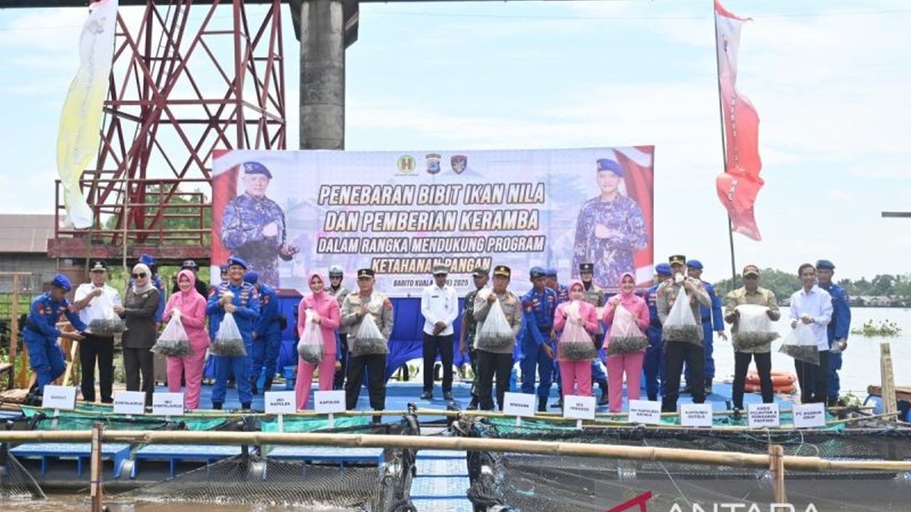 Polda Kalsel salurkan 170 ribu benih ikan nila dan tiga keramba apung di Barito Kuala dalam program Sambang Nusa Presisi untuk mendukung program Asta Cita Presiden Prabowo Subianto dan menekan angka stunting.