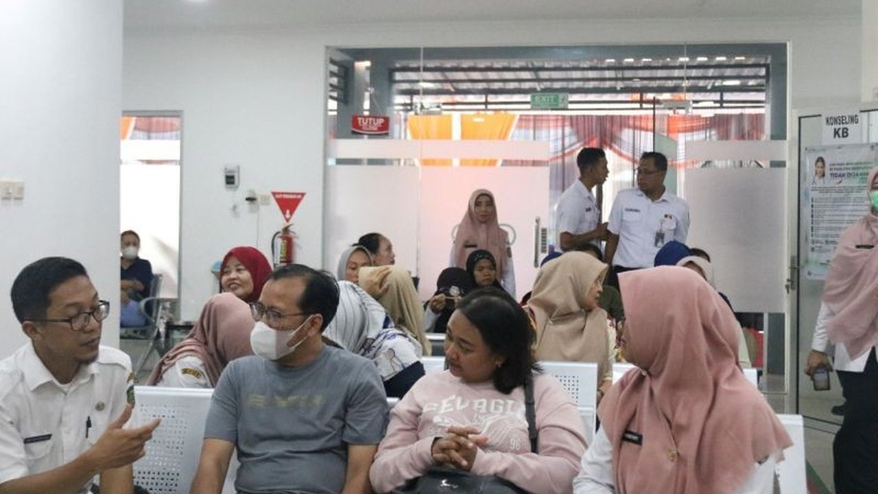 PT KAI Daop 7 Madiun menggelar pelayanan KB perusahaan, bekerja sama dengan Dinkes P2KB Madiun, dalam rangka Hari Buruh Internasional dan mendukung program pemerintah untuk meningkatkan kesejahteraan pekerja dan pengendalian penduduk.