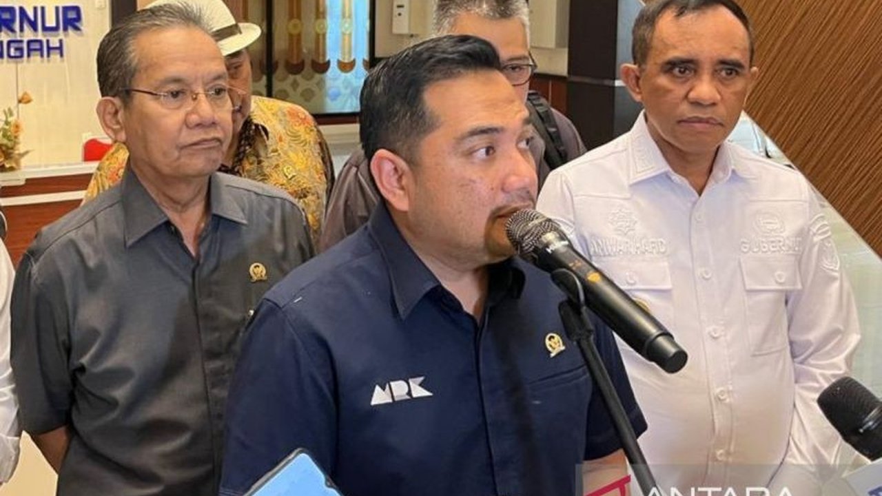 Komisi II DPR RI mengancam akan menahan dana transfer ke daerah, termasuk DAU, jika kabupaten/kota tidak menggunakan bank daerah sebagai RKUD, seperti yang terjadi di Kota Palu, Sulawesi Tengah.