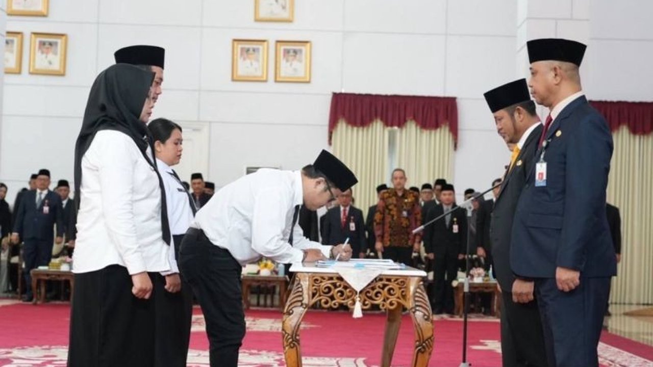 Gubernur Kaltim melantik 1.346 CPNS dan PPPK untuk memperkuat birokrasi dan mendukung pembangunan Ibu Kota Nusantara (IKN).