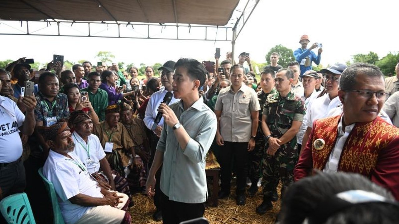 Wakil Presiden Gibran Rakabuming Raka menyerahkan bantuan alat dan mesin pertanian kepada petani di Kupang, NTT, untuk meningkatkan produktivitas dan modernisasi pertanian serta mengatasi tantangan yang dihadapi petani.