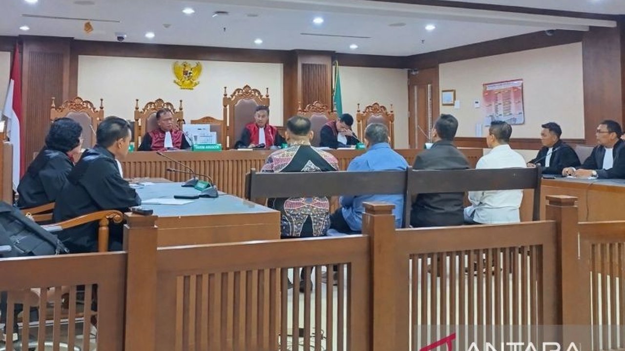 Mantan Direktur Askrindo, Dwi Agus Sumarsono, divonis 11 tahun penjara dan denda Rp500 juta karena terbukti korupsi dalam penerbitan jaminan SKBDN, bersama tiga terdakwa lainnya.