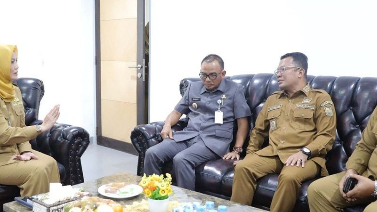 Bupati Belitung, Djoni Alamsyah Hidayat, menghentikan penerbitan IUP bijih timah dan galian C untuk mendukung program hilirisasi timah dan memberikan pelayanan lebih baik kepada masyarakat Belitung.