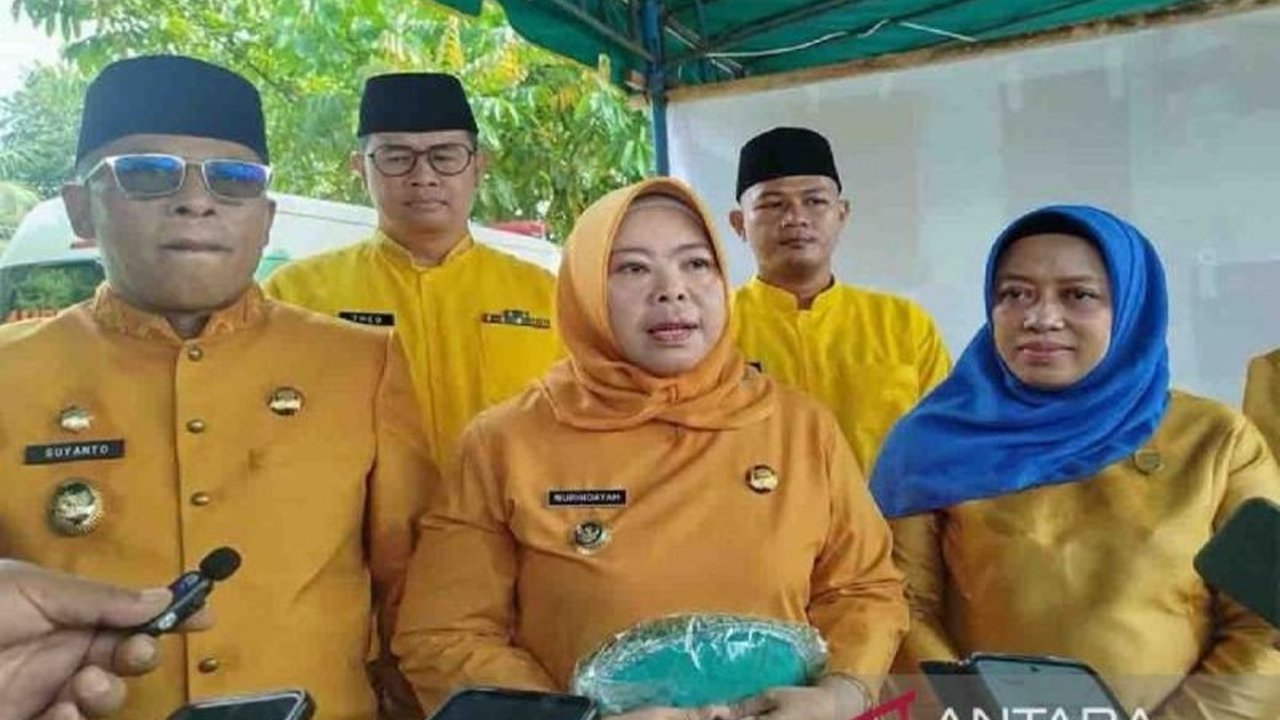 Bupati Kotawaringin Barat, Kalimantan Tengah, mengeluarkan surat edaran yang melarang pungutan liar dan prosesi wisuda di satuan pendidikan untuk menciptakan lingkungan pendidikan yang bersih dan berfokus pada peningkatan mutu pendidikan.