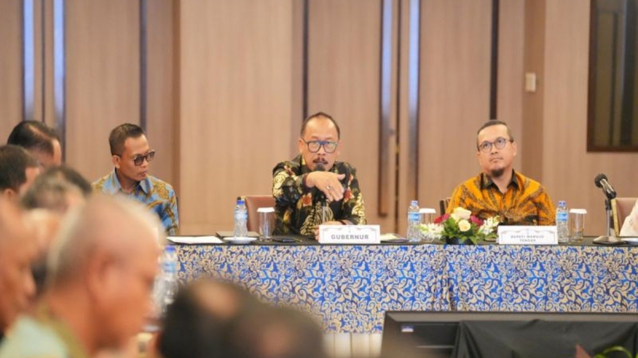 Gubernur Sulawesi Barat, Suhardi Duka, menyarankan warga yang menolak tambang pasir di Mamuju dan Mamuju Tengah untuk menempuh jalur hukum guna mencabut izin tambang yang dinilai merugikan.